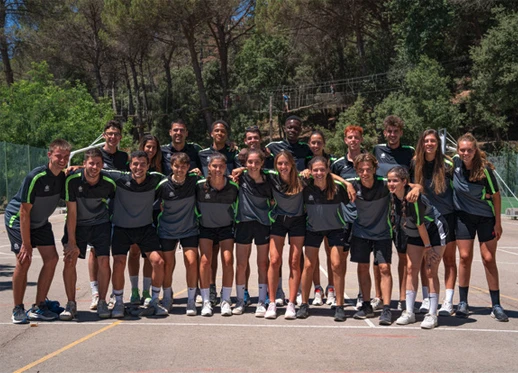 grup de joves en un campus de basket